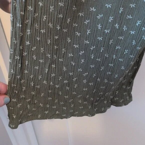 Three dots wide-leg pull on crepe pants. Olive green with white flowers. Comfy w - Picture 6 of 12